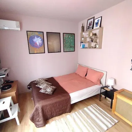 Cozy 150m From The Апартаменти *
