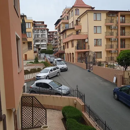 Апартаменти Cozy 150m From The *